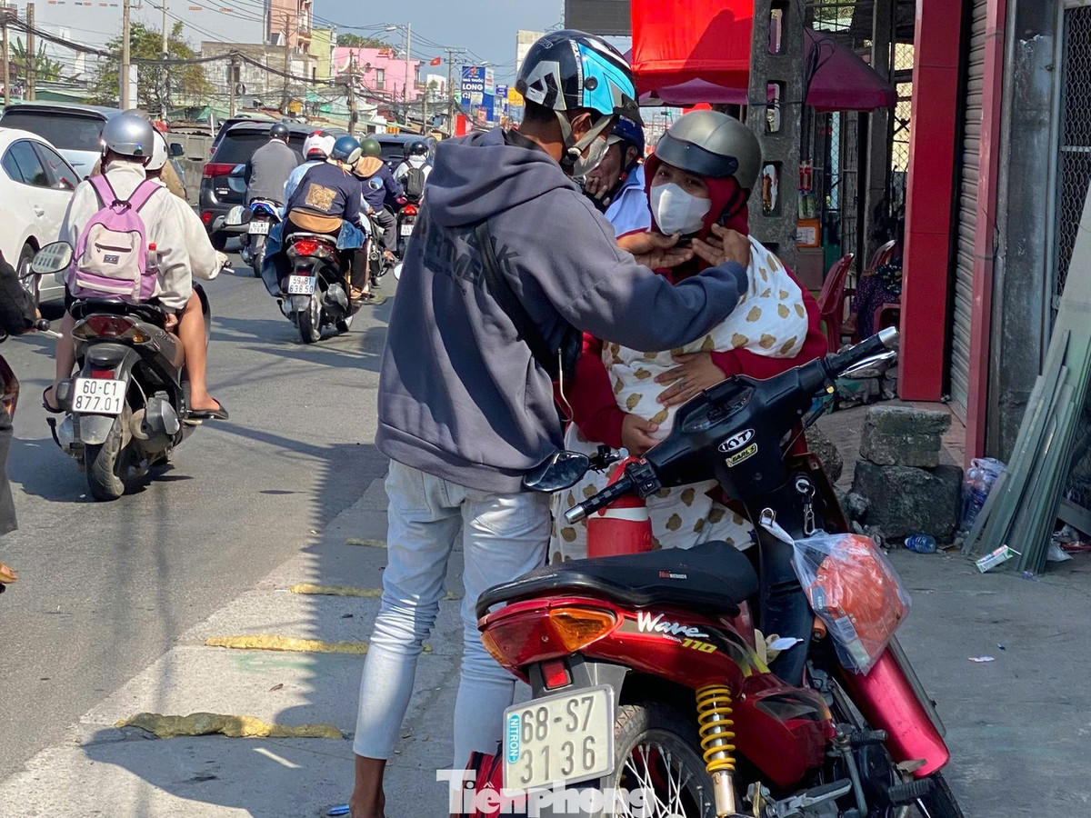 Nắng nóng kéo dài khiến nhiều người phải dừng xe tìm bóng râm để nghỉ ngơi.