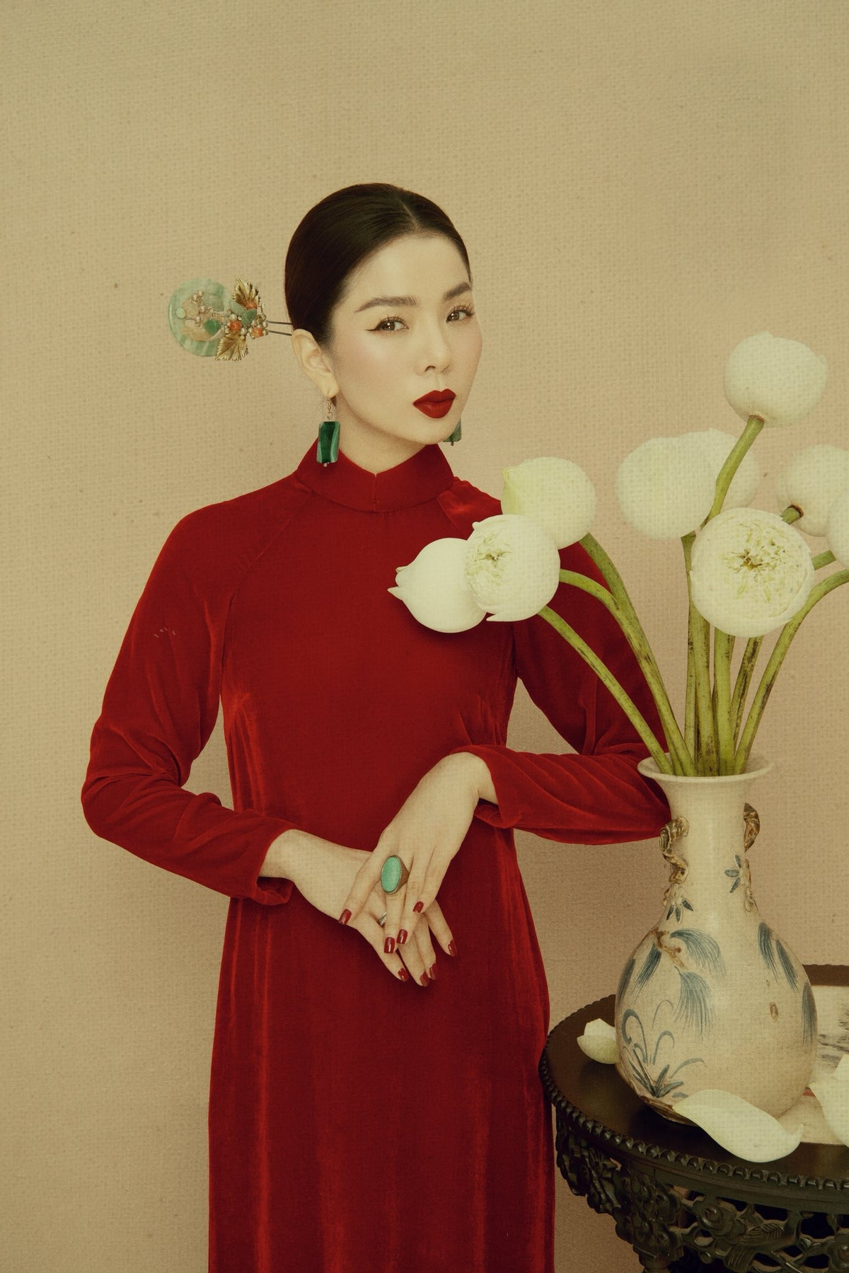 Lệ Quyên gây ấn tượng với áo dài nhung đỏ trầm, kết hợp trâm tóc cổ điển và trang sức xanh ngọc, tôn lên vẻ đẹp đài các, sang trọng. Ảnh: FB Lệ Quyên.