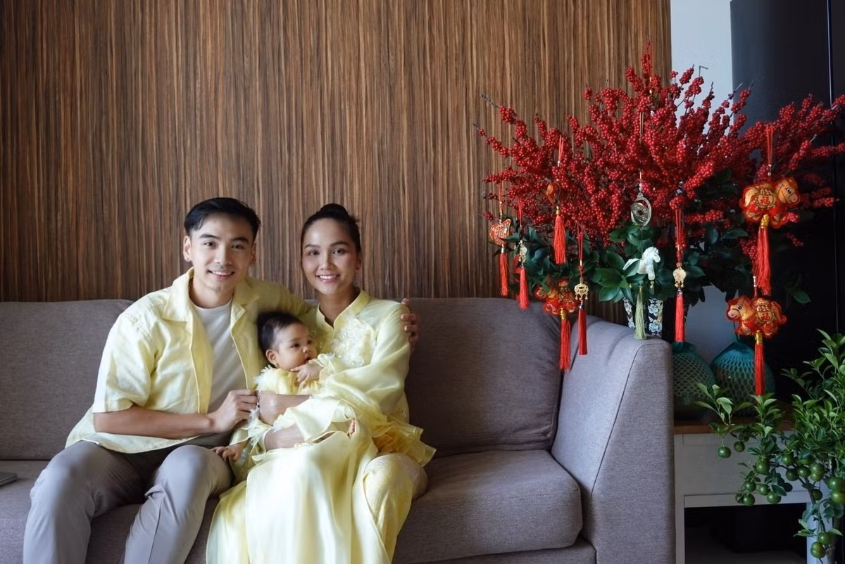 Trong cuộc sống thường nhật, cả hai đồng hành từ công việc đến việc chăm sóc con, giữ nhịp sống giản dị nhưng gắn kết. Ảnh: FB Tuấn Khôi.