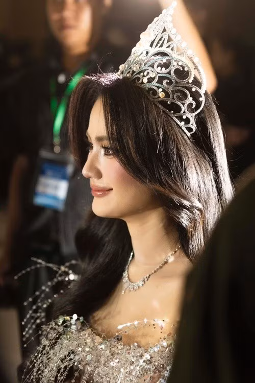 Trong thiết kế dạ hội được chuẩn bị riêng, cô không giấu được sự xúc động khi khép lại nhiệm kỳ. Những giọt nước mắt xuất hiện trên sân khấu phần nào cho thấy hành trình nhiều nỗ lực đã qua. Ảnh: FB Ý Nhi