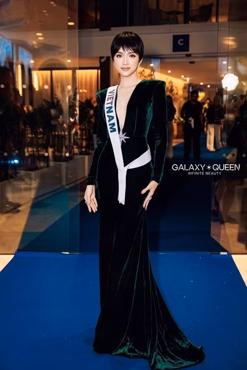 Để tóc cá tính, Hương Giang diện đầm xẻ ngực sâu. Ảnh: Galaxy Queen.