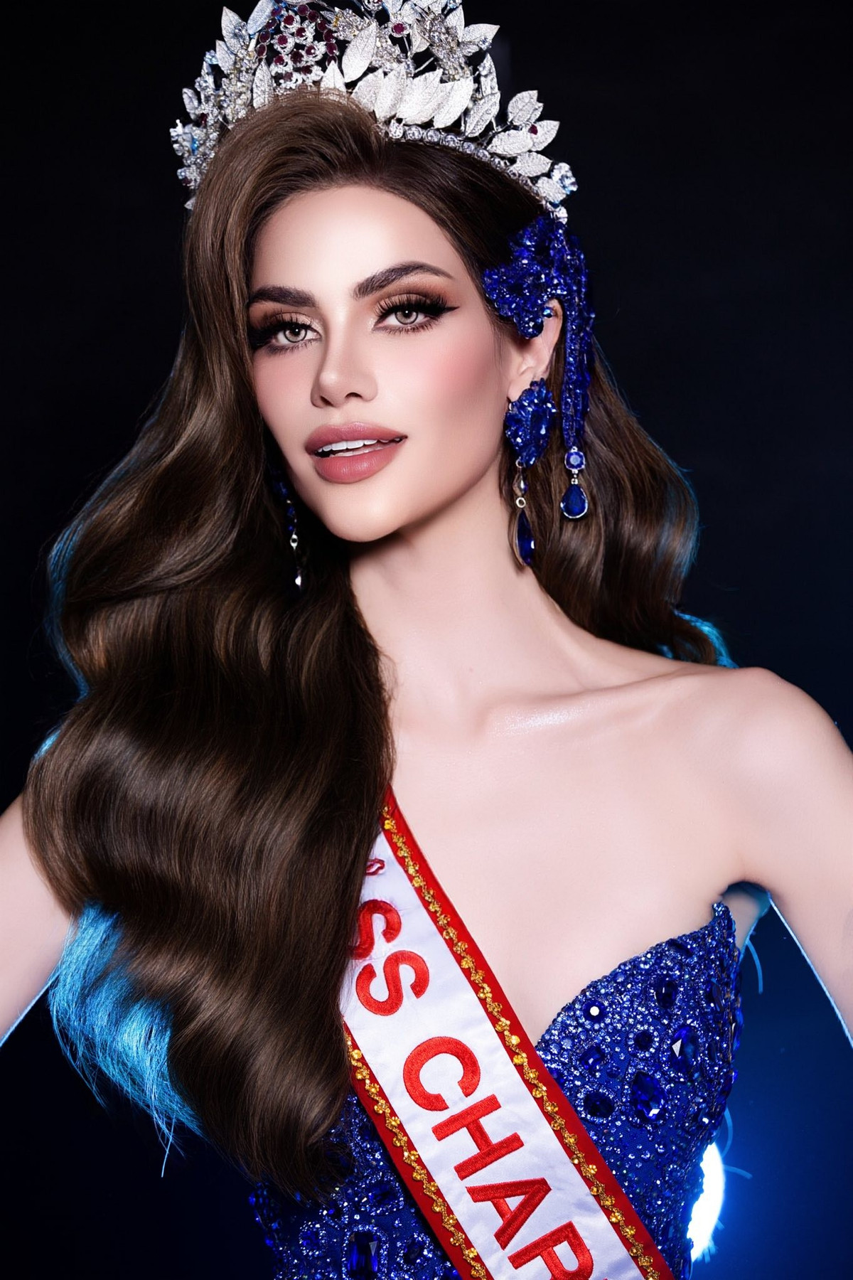 Sau khi lỡ hẹn với Miss Charm 2024, cô được trao danh hiệu Miss Grand Venezuela 2024 và tham dự Miss Grand International 2024 ở Thái Lan. Anna không tiến sâu ở cuộc thi Miss Grand International 2024. Ảnh: Miss Charm.