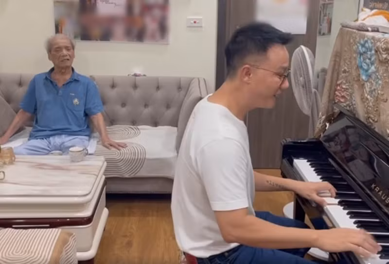 Ca sĩ Hoàng Bách đến thăm NSND Trần Hiếu. Ảnh: FB Hoàng Bách.