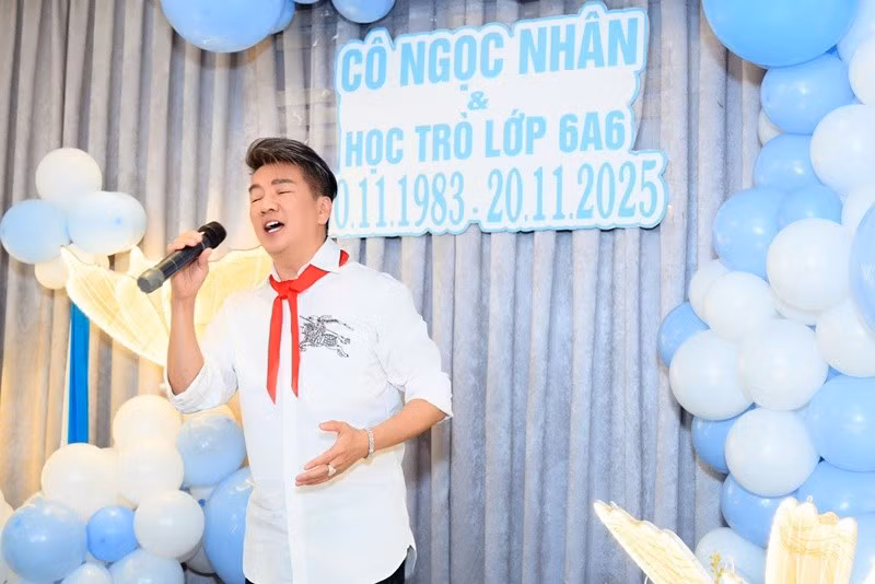 “Thương kính chúc các thầy cô của em và các nhà giáo khác đang ở khắp mọi nơi trên quê hương Việt Nam luôn mạnh khỏe, vui vẻ và hạnh phúc”, Đàm Vĩnh Hưng viết. Ảnh: FB Đàm Vĩnh Hưng.