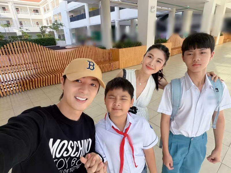 Đăng Khôi bày tỏ: “Chúc mừng ngày Nhà giáo Việt Nam 20/11. Biết ơn các thầy cô giáo vì đã đồng hành dạy dỗ các con bằng cả tấm lòng. Kính chúc các thầy giáo cô giáo luôn giữ được ngọn lửa yêu nghề và niềm hạnh phúc trên bục giảng”. Ảnh: FB Đăng Khôi.