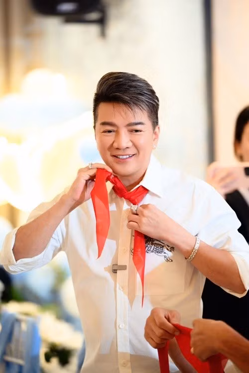 Ca sĩ Đàm Vĩnh Hưng đăng tải hình ảnh họp lớp cùng các bạn và thầy cô giáo cũ. Anh còn gửi lời tri ân đến thầy cô. Ảnh: FB Đàm Vĩnh Hưng.