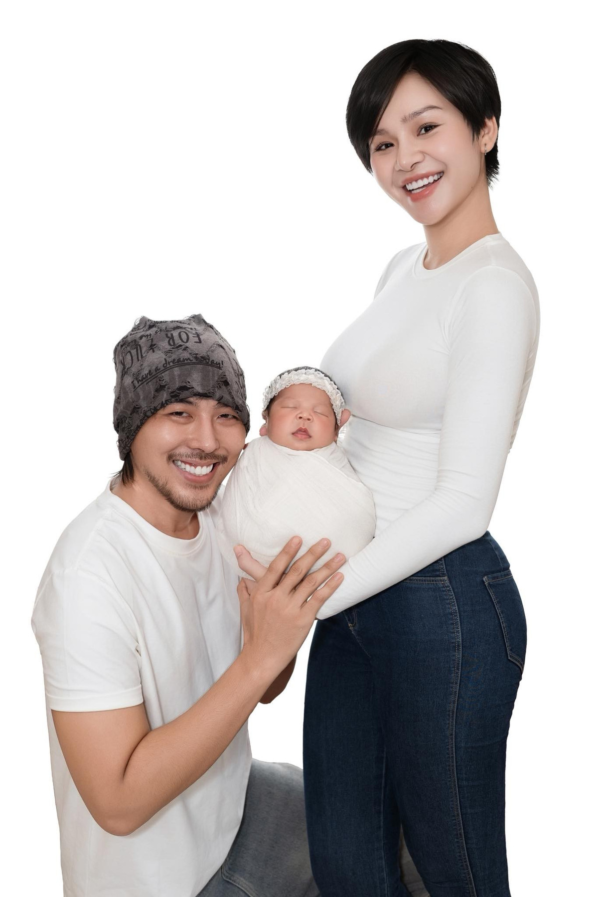 Vợ chồng quán quân The new mentor 2023 Lê Thu Trang san sẻ công việc chăm sóc con gái nhỏ. Ảnh: FB Quang Sơn.