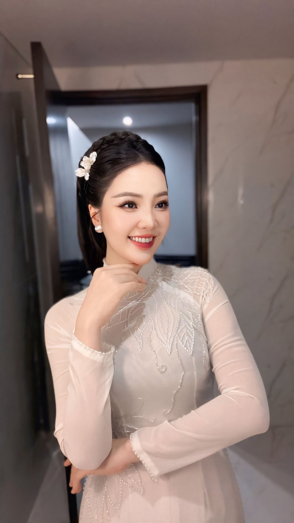 Áo dài truyền thống là trang phục yêu thích của Á hậu Thụy Vân khi người đẹp đảm nhận công việc dẫn chương trình.