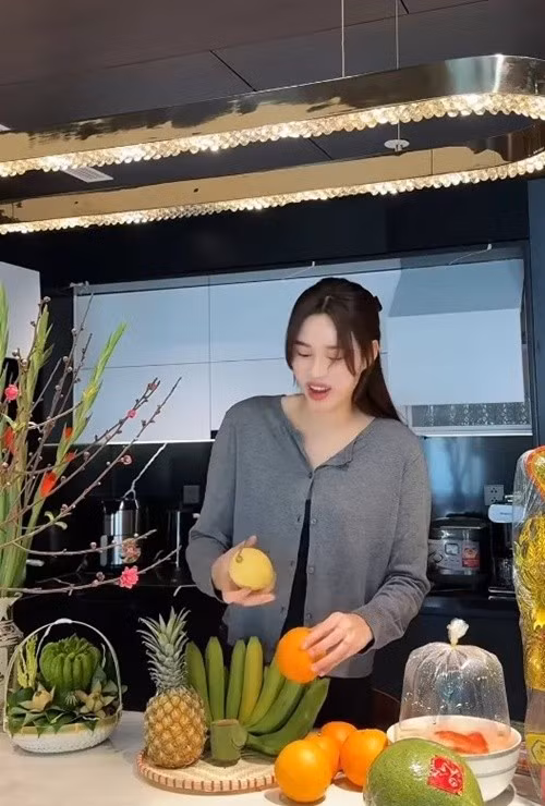 Nàng hậu tự tay mua hoa tươi, bánh trái để bày biện mỗi dịp lễ. Ảnh: Tiền Phong.