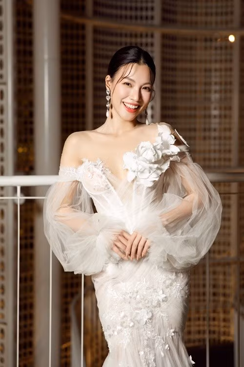 MC Hoàng Oanh bước chân vào làng giải trí Việt với danh hiệu Á hậu 1 cuộc thi Hoa hậu Phụ nữ Việt Nam qua ảnh năm 2012. Năm 2020, cô sinh con trai đầu lòng. Hiện tại, ở tuổi 35, Hoàng Oanh sở hữu nhan sắc mặn mà. Ảnh: FB Hoàng Oanh.