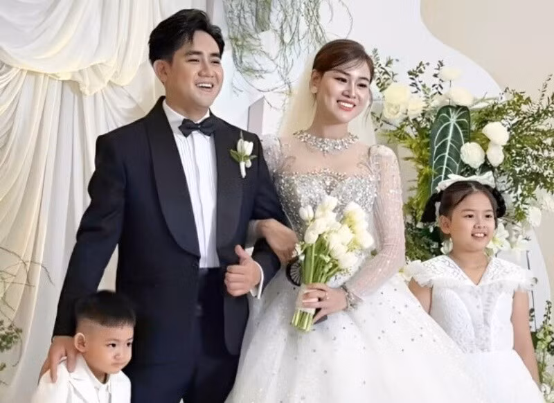 Linh Lan là vợ cũ của cố nghệ sĩ Vân Quang Long trước khi gắn bó với Đinh Kiến Phong. Ảnh: Người Đưa Tin.