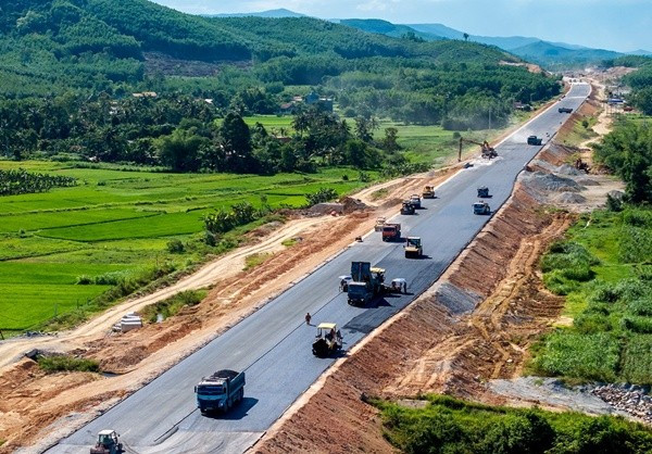 Theo thông tin từ Ban quản lý dự án, thời điểm này toàn tuyến Quảng Ngãi - Hoài Nhơn đã triển khai đồng loạt gần 50 mũi thi công, với hơn 3.100 kỹ sư, công nhân và 1.150 thiết bị hiện đại. Đến nay giá trị khối lượng thực hiện đạt khoảng 9.750 tỷ đồng, tương đương 73% toàn dự án.