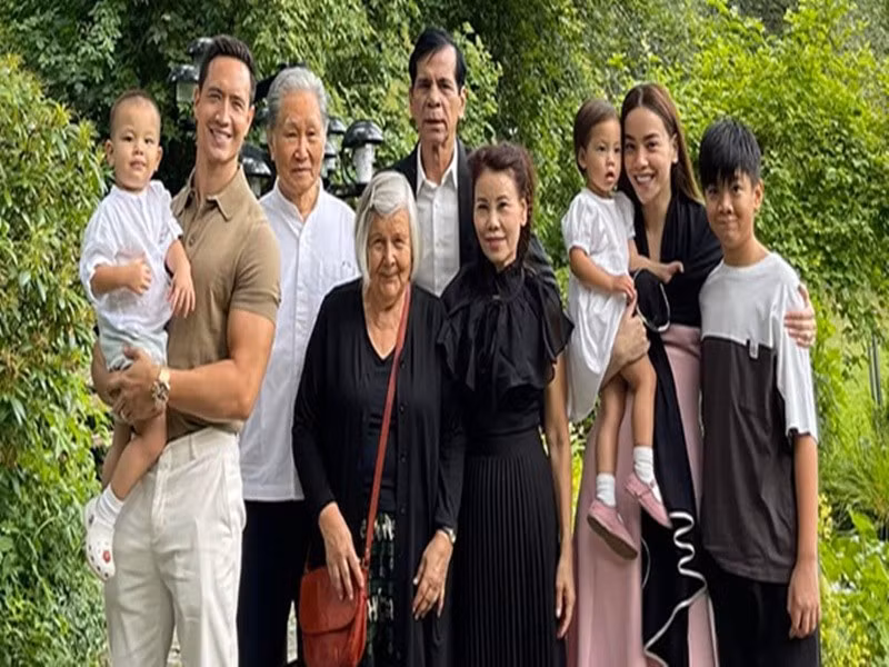 Bố mẹ chồng Hà Hồ nghỉ dưỡng, kết nối tình cảm với bố mẹ đẻ của nữ ca sĩ trong các chuyến du lịch ở Việt Nam. Ảnh: Phụ Nữ Mới.