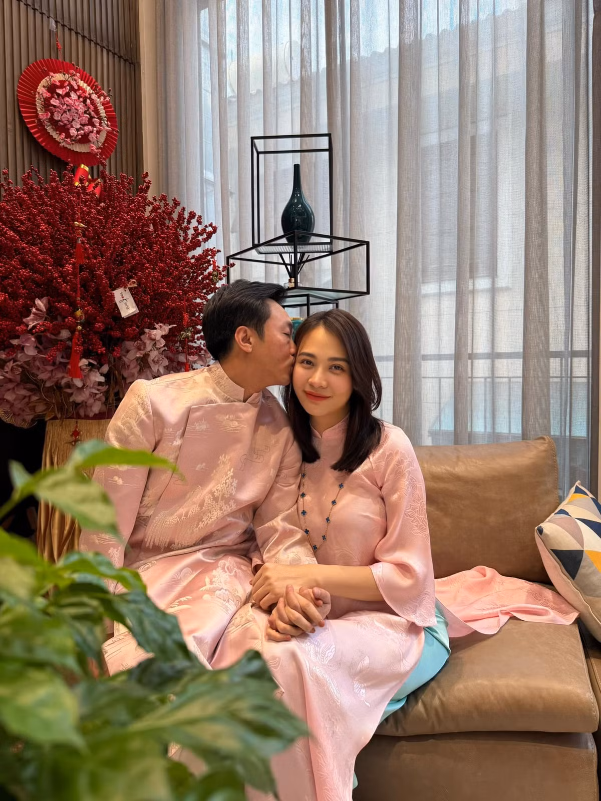 Vợ chồng Đàm Thu Trang tình tứ đón Tết Nguyên đán 2025 tại biệt thự riêng. Ảnh: FB Đàm Thu Trang.