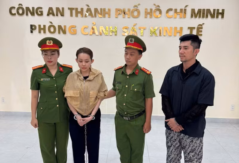 "Anh Quang với tôi là vợ chồng, đã đăng ký kết hôn được 2 năm. Trước đó, chúng tôi sống chung nhiều năm rồi mới cưới. Tài sản thì có lúc chung, lúc riêng. Tất cả tiền thanh toán từ Công ty ZuBu thì chuyển về cho tôi. Còn hộ kinh doanh là anh Quang nhờ V. đứng tên, tôi không được rõ”, Ngân 98 khai. Ảnh: Vietnamnet.