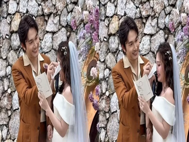 Đình Tú ân cần lau nước mắt cho Ngọc Huyền trong lễ trao lời thề. Ảnh: Đời Sống Gia Đình.