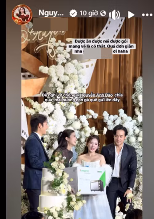 Trên trang cá nhân, Anh Đào vừa chia sẻ khoảnh khắc nhận quà từ Ngọc Huyền - Đình Tú. Nữ diễn viên cho biết, vợ chồng cô được cô dâu chú rể tặng lò vi sóng. Ảnh: FB Anh Đào.