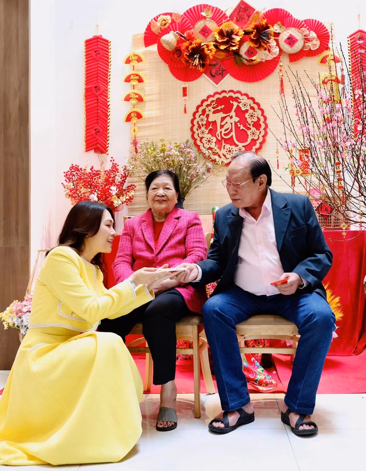 Gia đình Mỹ Tâm luôn đón Tết Nguyên đán tại Đà Nẵng. Mùng 1 đầu năm, nữ ca sĩ hạnh phúc nhận lì xì từ bố mẹ trong không khí ấm áp, thân thương.