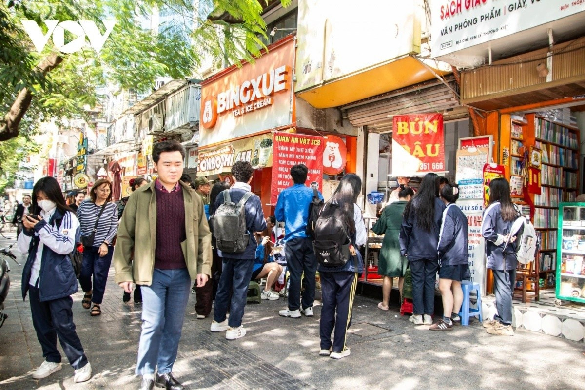 Tại một quán đồ ăn vặt trên đường Lý Thường Kiệt, ghi nhận vào trưa 17/12, tình trạng hàng quán kê bàn ghế cho khách xuống lòng đường ngồi ăn vẫn diễn ra. Tuy nhiên, ngay khi lực lượng chức năng xuất hiện, các khách ngồi ăn đã nhanh chóng đứng dậy, thu dọn ghế và dần di tản.