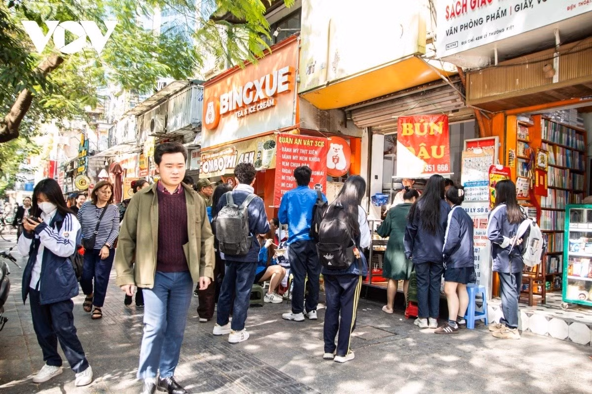 Tại một quán đồ ăn vặt trên đường Lý Thường Kiệt, ghi nhận vào trưa 17/12, tình trạng hàng quán kê bàn ghế cho khách xuống lòng đường ngồi ăn vẫn diễn ra. Tuy nhiên, ngay khi lực lượng chức năng xuất hiện, các khách ngồi ăn đã nhanh chóng đứng dậy, thu dọn ghế và dần di tản.