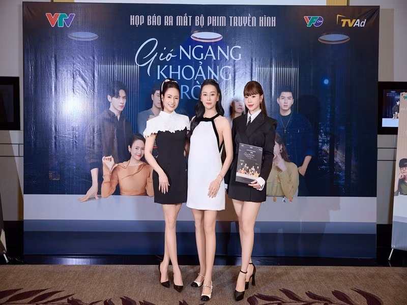 Phương Oanh đảm nhận vai nữ chính cùng Quỳnh Kool (ngoài cùng bên phải) và Việt Hoa trong Gió ngang khoảng trời xanh. Ảnh: FB Phương Oanh.