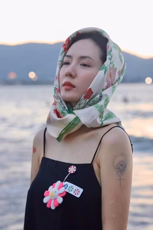 Nữ ca sĩ sinh năm 1984 không ngại khoe những hình xăm trên hai cánh tay. Ảnh: FB Phương Linh.