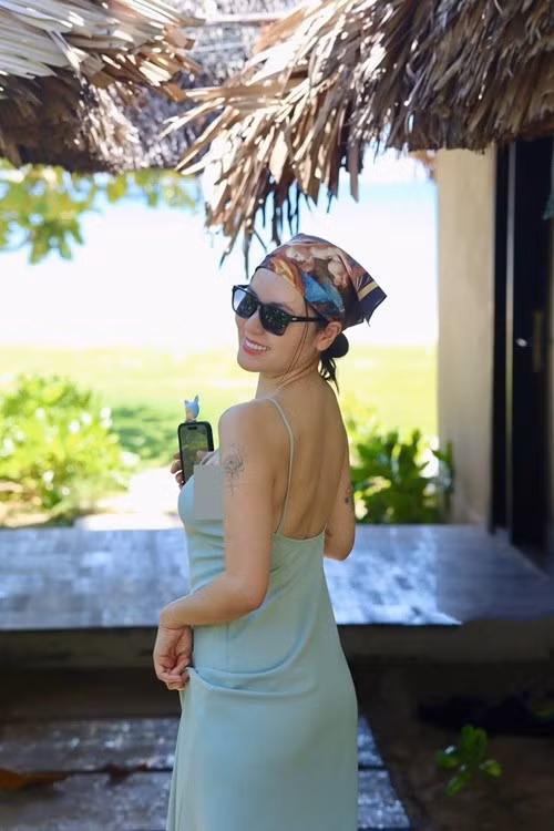 Các mẫu váy chất liệu mỏng nhẹ, bó sát, hở lưng giúp Phương Linh khoe đường cong nuột nà. Ảnh: FB Phương Linh.