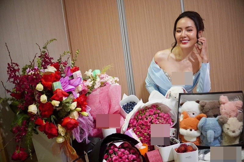 Theo Dân Việt, Phương Linh từng chia sẻ nhiều về các phương pháp rèn luyện sức khỏe như mặc áo mưa nhảy dây để giảm cân, tập gym, yoga. Ảnh: FB Phương Linh.