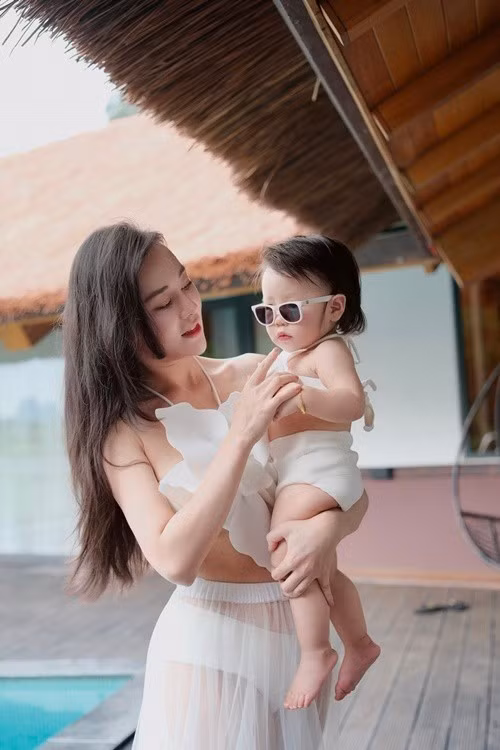 Nữ diễn viên khoe con gái Jenny bắt đầu biết điệu đà. Ảnh: FB Phương Oanh.