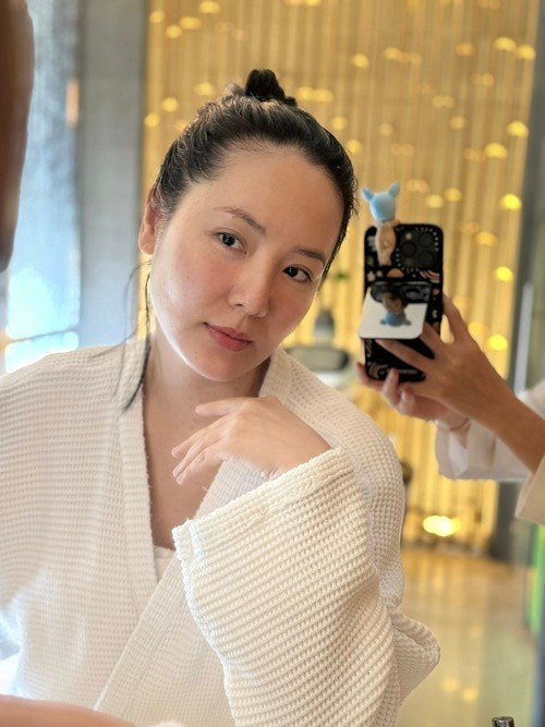 Nữ ca sĩ tự tin khoe gương mặt mộc đẹp không tỳ vết. Ảnh: FB Phương Linh.