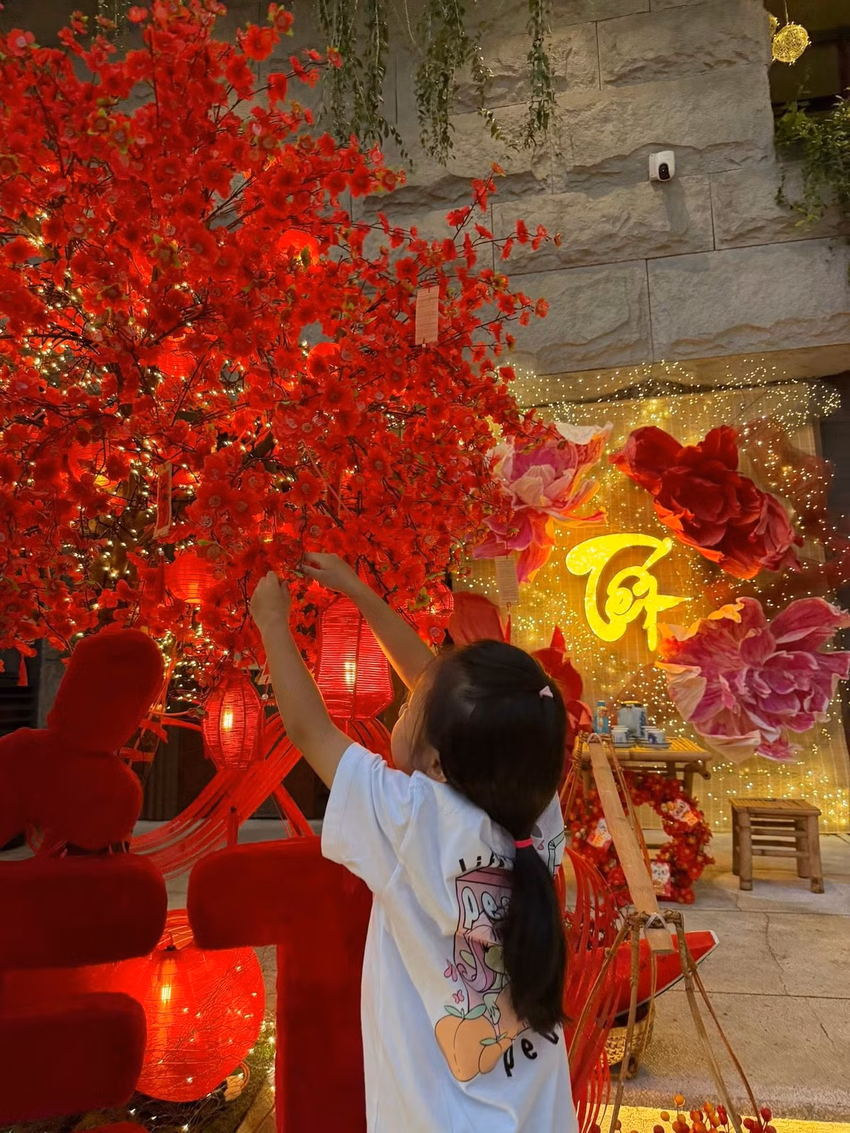 Đàm Thu Trang chia sẻ về sự thay đổi của ái nữ: "Chẳng mấy chốc mà em bé của mẹ lớn nhanh quá. Mới hồi nào bé tí teo ngồi coi mẹ trang trí Tết… thì tới năm nay em đã bắt đầu biết đóng góp ý kiến và hỏi mẹ sẽ trang trí nhà cửa ngày Tết như thế nào. Em lớn chầm chậm thôi em ơi". Ảnh: FB Đàm Thu Trang.