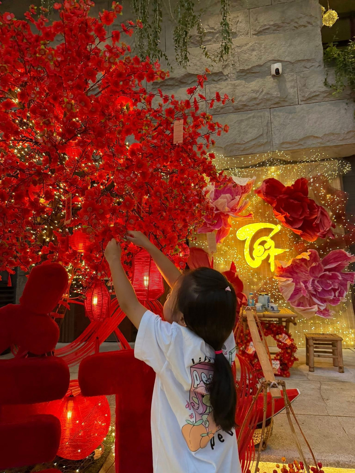 Đàm Thu Trang chia sẻ về sự thay đổi của ái nữ: "Chẳng mấy chốc mà em bé của mẹ lớn nhanh quá. Mới hồi nào bé tí teo ngồi coi mẹ trang trí Tết… thì tới năm nay em đã bắt đầu biết đóng góp ý kiến và hỏi mẹ sẽ trang trí nhà cửa ngày Tết như thế nào. Em lớn chầm chậm thôi em ơi". Ảnh: FB Đàm Thu Trang.