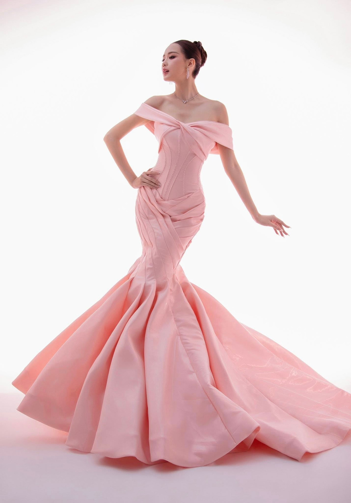 Bảo Ngọc có chiều cao 1m86, được xem là hoa hậu cao nhất Vbiz. Nhờ ngoại hình nổi bật, khi ra quốc tế, cô có phần “lấn lướt” bên các mỹ nhân. Ảnh: FB Bảo Ngọc.