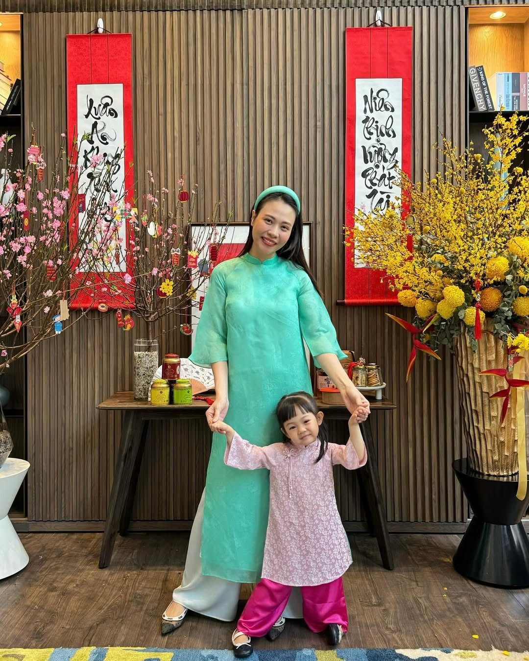 Mỗi dịp Tết, bé Suchin thường được mẹ chọn cho những bộ áo dài truyền thống với gam màu dịu nhẹ, phom dáng đơn giản nhưng tinh tế. Ảnh: Instagram Suchin - Sutin.