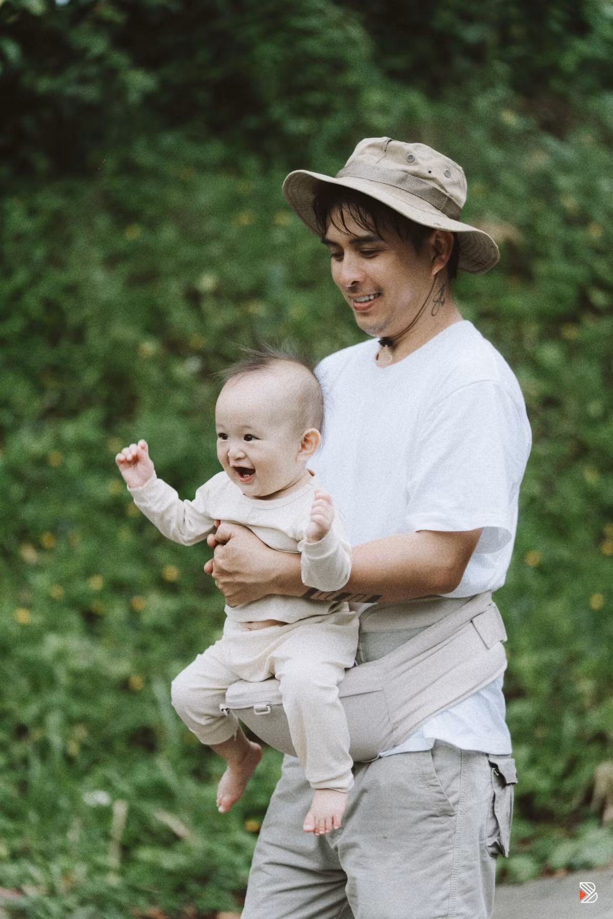 Nam ca sĩ nhiều lần khiến khán giả thích thú khi khoe khoảnh khắc địu con đi dạo, ánh mắt ngập tràn niềm vui của một người cha bỉm sữa. Ảnh: FB Hồ Quang Hiếu.