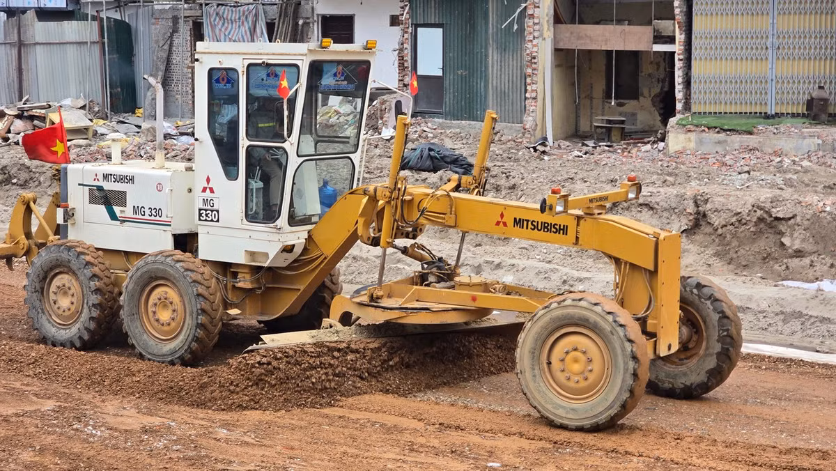 Dự án đường Vành đai 1 đoạn Hoàng Cầu - Voi Phục gồm hai hợp phần chính. Hợp phần đầu tiên là xây dựng tuyến đường chính dài hơn 2,2km với mặt cắt ngang rộng 50m, kết nối từ nút giao Hoàng Cầu đến Voi Phục. Hợp phần thứ hai là xây dựng hai cầu vượt trực thông tại các nút giao Nguyễn Chí Thanh và Láng Hạ để tổ chức giao thông đa tầng. Tổng mức đầu tư dự án khoảng 7.200 tỷ đồng.