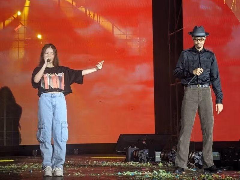 Theo Dân Việt, chia sẻ về lý do hợp tác với Đen Vâu, Hoàng Thùy Linh cho biết, nam ca sĩ giống như một người anh, một người bạn của cô. Ảnh: Dân Việt.