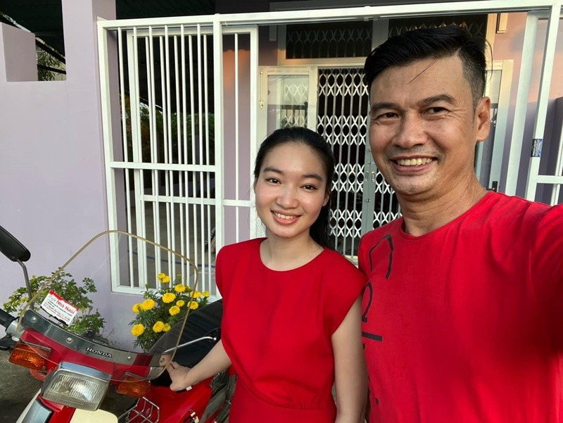 Năm 2022, Tiết Cương lấy vợ ở tuổi 49. Vợ nam diễn viên tên Ngọc Thưởng. Cô sinh năm 1999, kém Tiết Cương 26 tuổi. Ảnh: FB Tiết Cương.