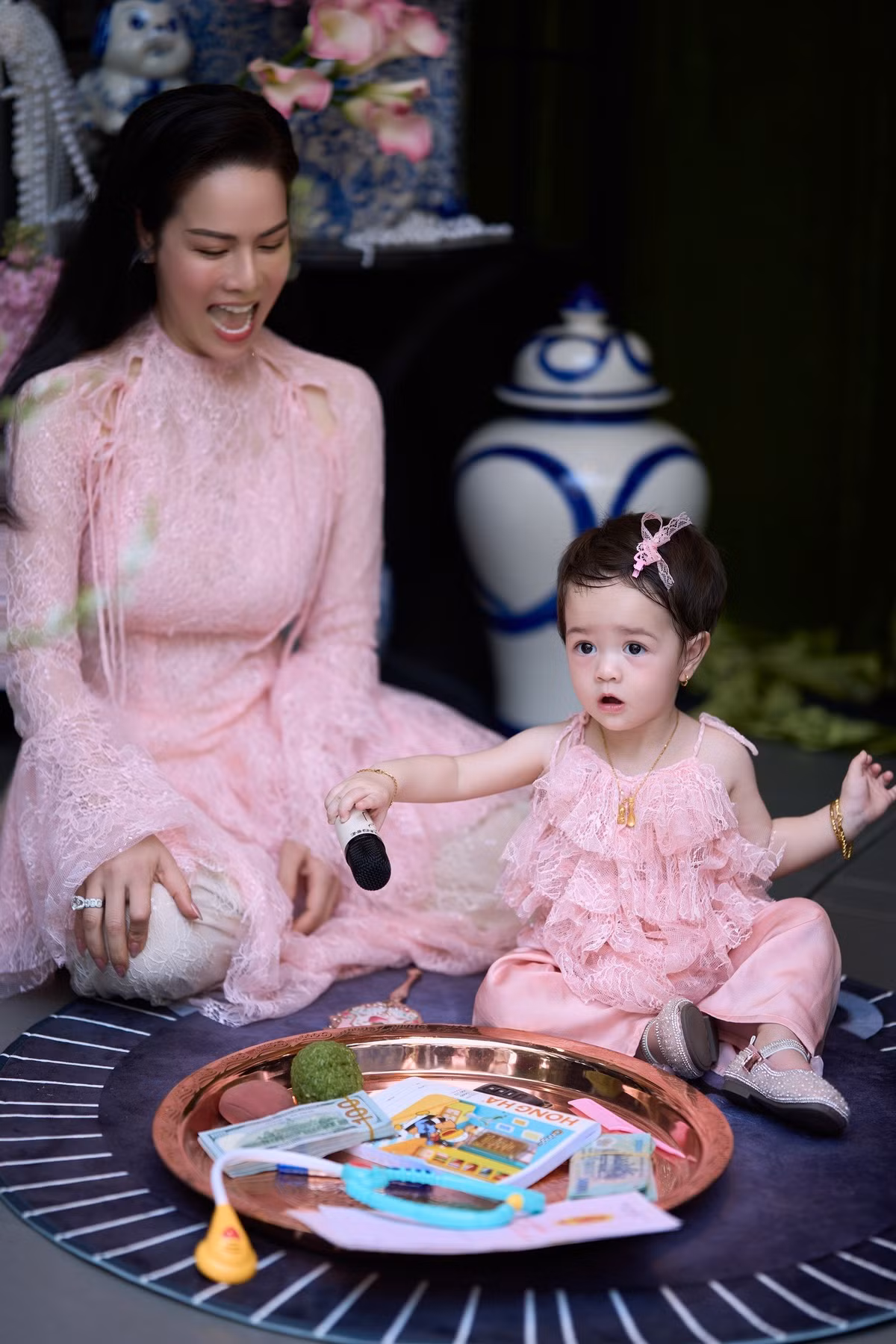 Cuối cùng, ái nữ của nữ ca sĩ lựa chọn chiếc micro, khiến nhiều khán giả thích thú. ﻿