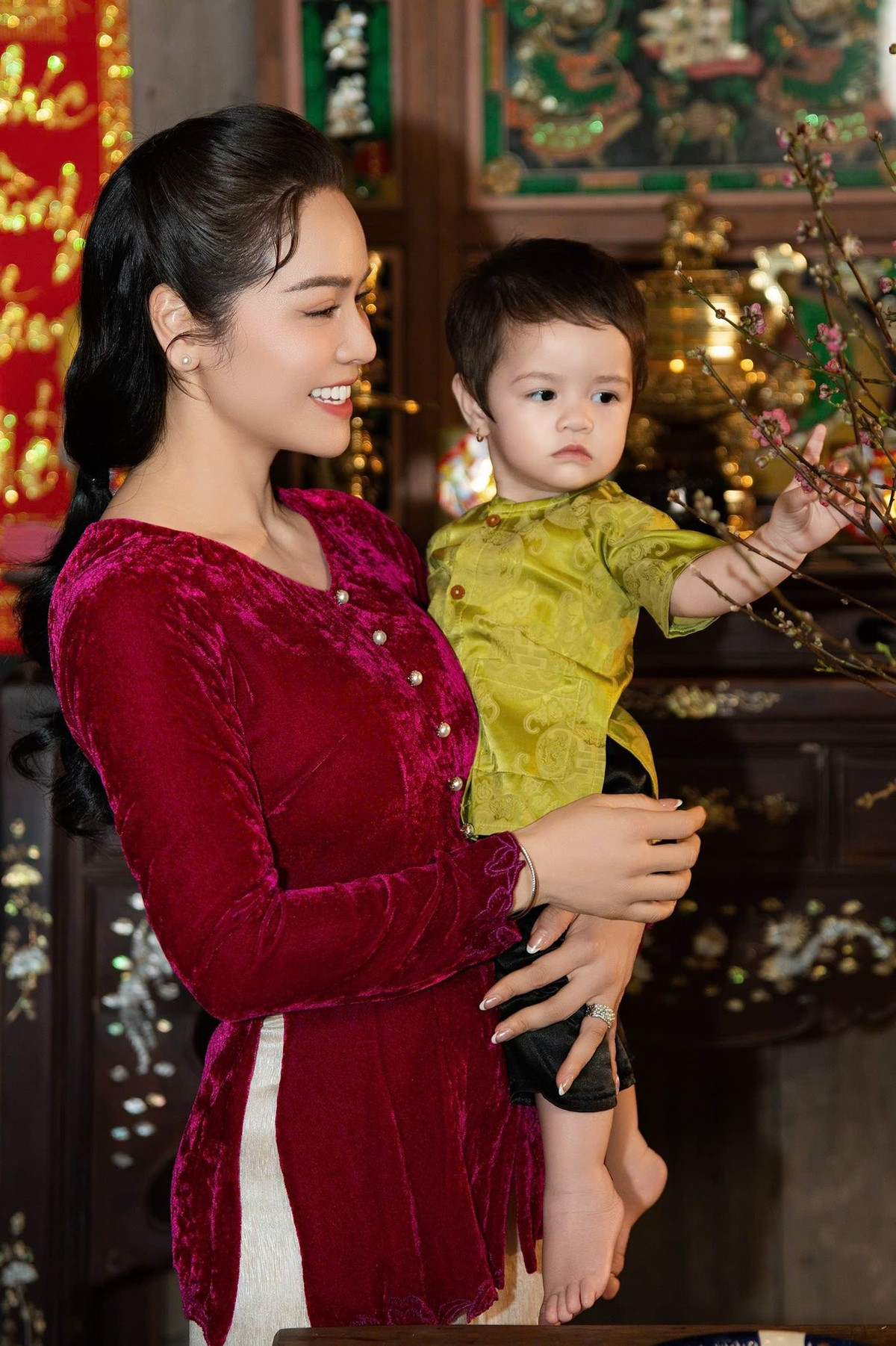 Gần đây, con gái Nhật Kim Anh cũng gây chú ý khi xuất hiện trong MV Bao lì xì của mẹ.