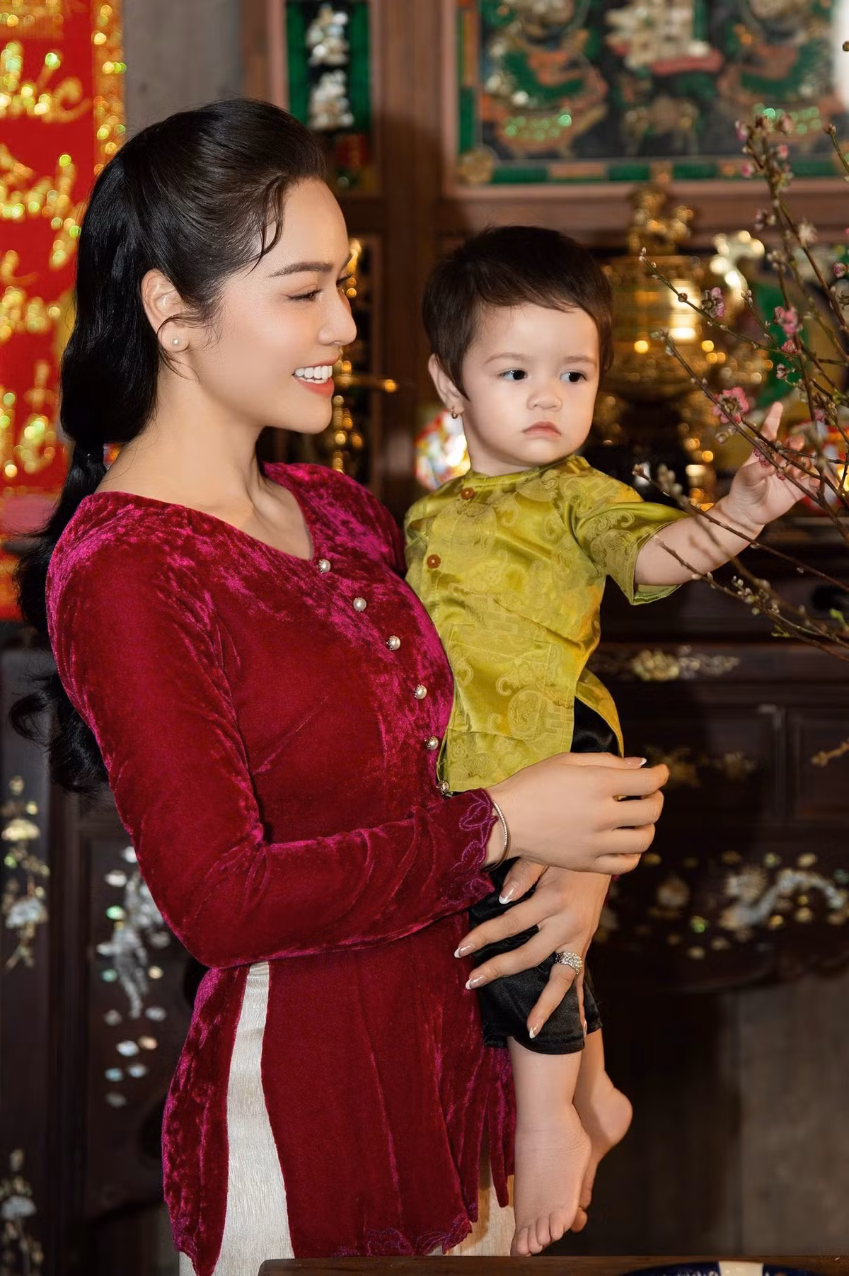 Gần đây, con gái Nhật Kim Anh cũng gây chú ý khi xuất hiện trong MV Bao lì xì của mẹ.