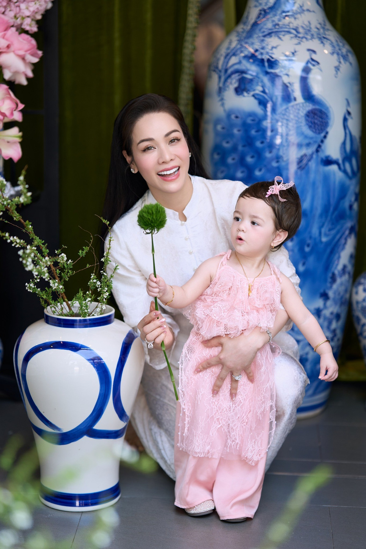 Cô cũng gửi gắm lời chúc tới bé Julia luôn bình an, biết yêu thương và sẻ chia, lớn lên hiền lành, ấm áp để mỗi bước con đi đều có tình yêu thương ở lại.