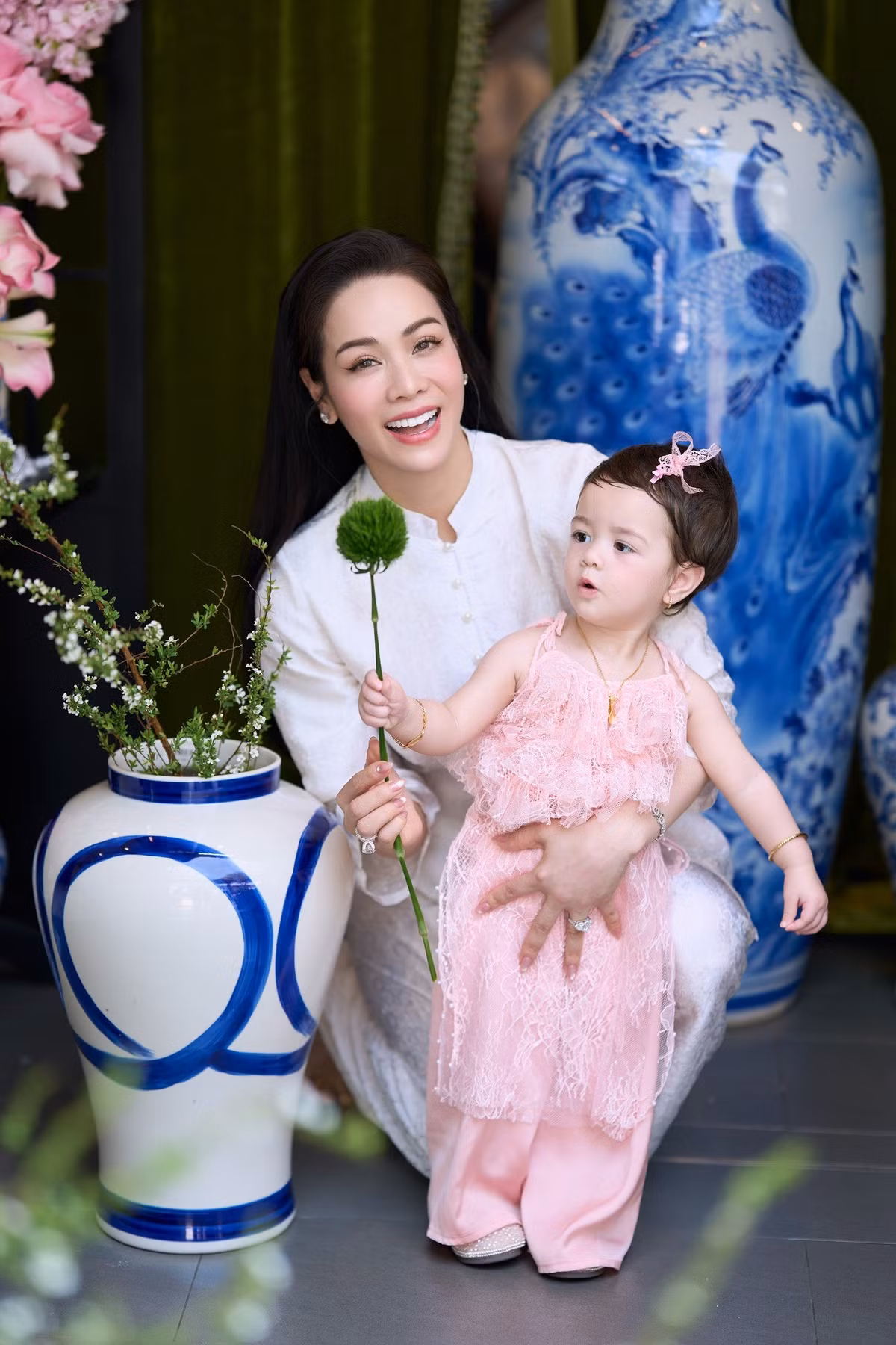 Cô cũng gửi gắm lời chúc tới bé Julia luôn bình an, biết yêu thương và sẻ chia, lớn lên hiền lành, ấm áp để mỗi bước con đi đều có tình yêu thương ở lại.