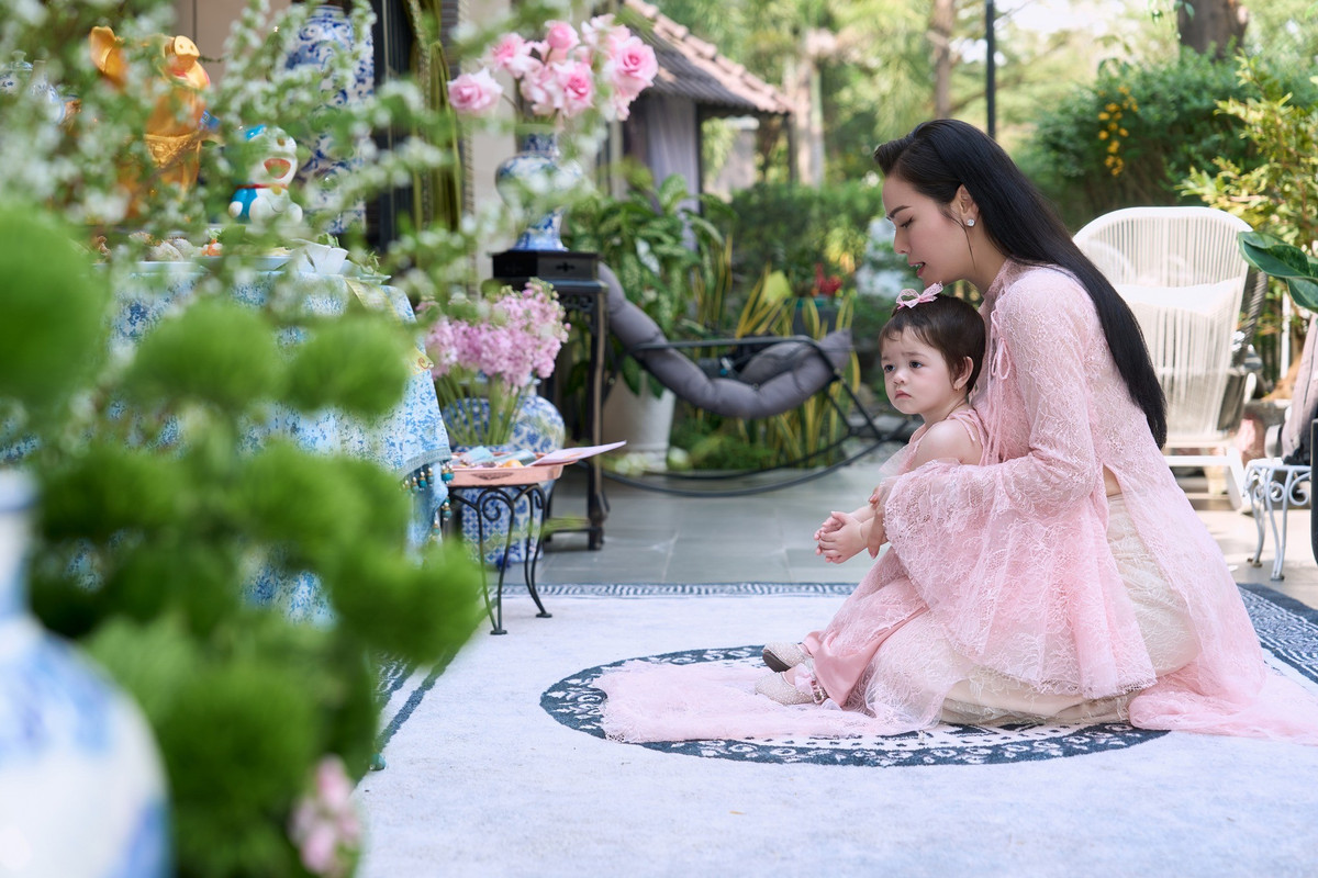 Nhật Kim Anh tổ chức tiệc thôi nôi ấm cúng cho con gái Julia tại nhà riêng. Nữ ca sĩ cho biết, nhà thiết kế Lâm Lâm đã chuẩn bị chu đáo mâm cúng xôi chè, hoa quả, đồng thời tự tay may áo dài truyền thống cho hai mẹ con trong dịp đặc biệt này.