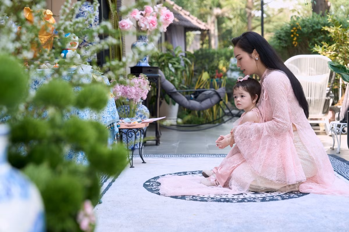 Nhật Kim Anh tổ chức tiệc thôi nôi ấm cúng cho con gái Julia tại nhà riêng. Nữ ca sĩ cho biết, nhà thiết kế Lâm Lâm đã chuẩn bị chu đáo mâm cúng xôi chè, hoa quả, đồng thời tự tay may áo dài truyền thống cho hai mẹ con trong dịp đặc biệt này.