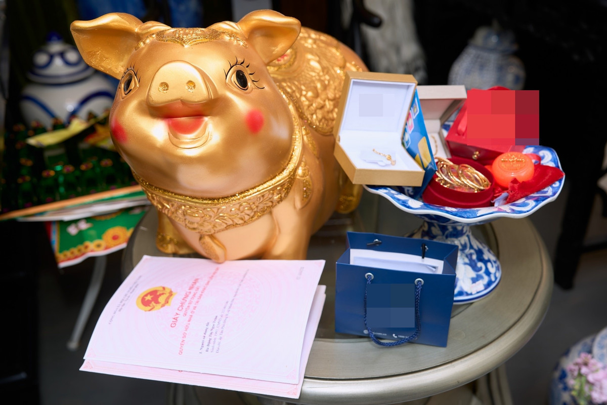 Trong buổi tiệc, bé Julia còn nhận được nhiều món quà ý nghĩa từ mẹ, anh trai và các thành viên trong gia đình.