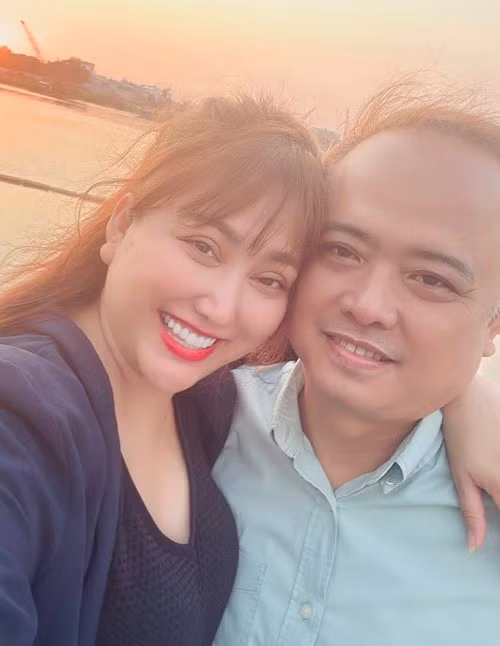 Phi Thanh Vân còn chia sẻ, doanh nhân Chí Phú hiểu cô chỉ qua ánh mắt, một hơi thở, biết khi nào cô cần yên lặng, khi nào cần động viên, khi nào chỉ cần một ly nước đúng lúc để tiếp tục công việc.