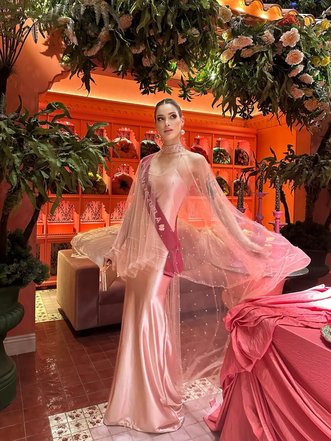 Theo Vietnamnet, đại diện Venezuela trả lời vương miện vô hình là sự đồng cảm, lòng trắc ẩn và tình yêu thương. "Mỗi ngày chúng ta phải tự hỏi bản thân đang sống như thế nào? Phẩm chất quan trọng nhất mà chúng ta có thể có với tư cách là loài người để giúp đỡ lẫn nhau trở nên hài hòa hơn chính là sự đồng cảm", Anna bày tỏ. Ảnh: Instagram Anna Blanco.