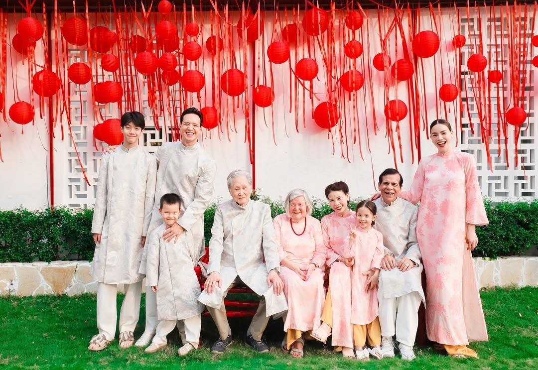 Mỗi dịp Tết, gia đình hai bên của Hồ Ngọc Hà – Kim Lý lại quây quần bên nhau, cùng diện những bộ áo dài truyền thống, tạo nên khung cảnh sum vầy ấm áp và giàu ý nghĩa. Ảnh: FB Hồ Ngọc Hà.