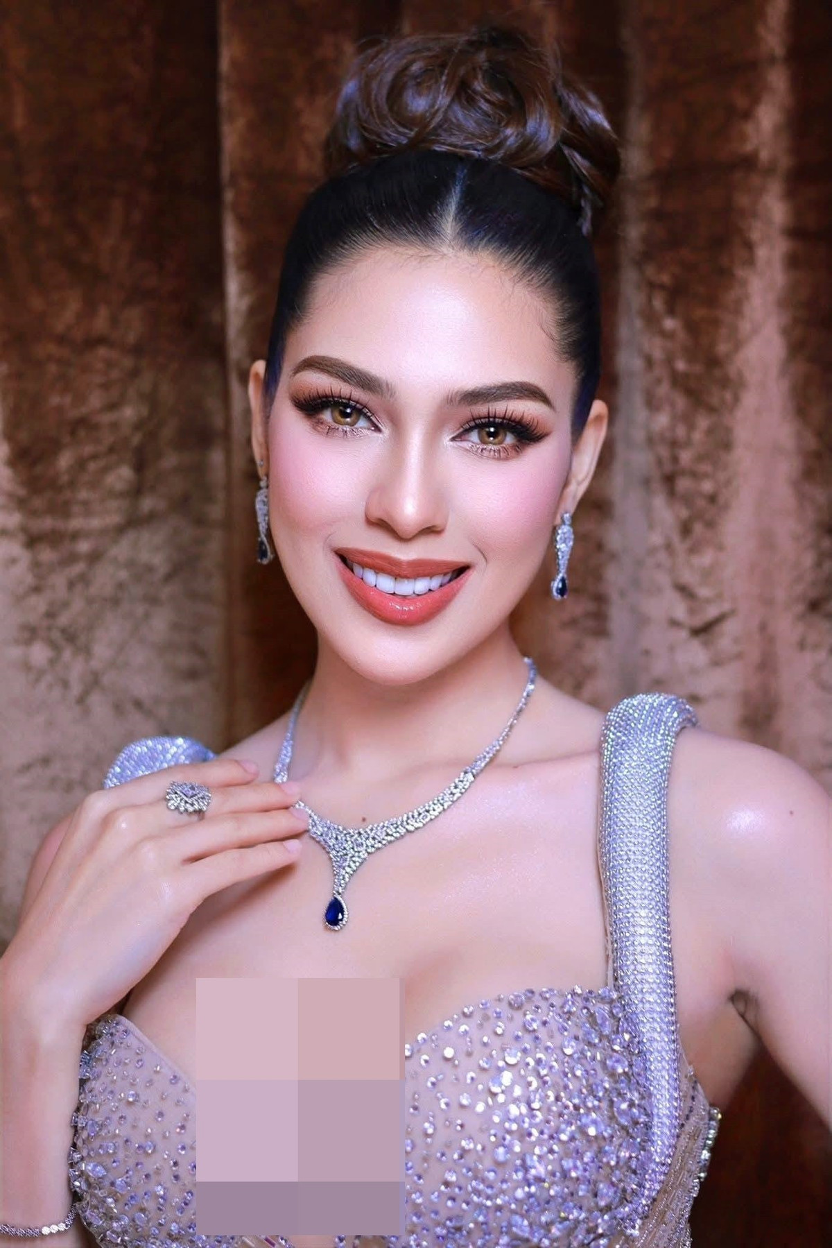 Lịch trình của Chelsea dày đặc với các sự kiện, phỏng vấn báo chí. Hình ảnh của cô gắn liền với sự chỉn chu, chuyên nghiệp nhưng vẫn giữ được nét gần gũi. Ảnh: FB Chelsea Fernandez.